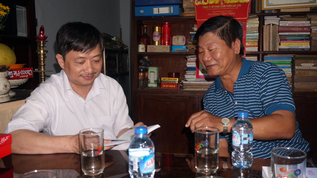 Con trai của đồng chí Hà Kỳ Ngộ đang giới thiệu với Trưởng ban Tuyên giáo Đặng Việt Dũng cuốn sách của cha lúc còn sống.