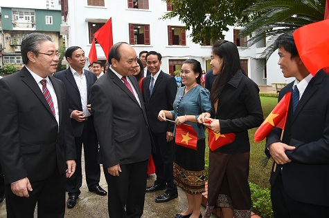 Thủ tướng trò chuyện cùng các sinh viên nước ngoài của Học viện. 