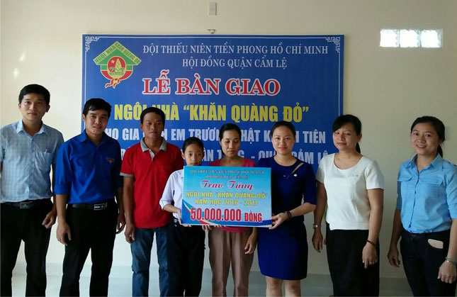 Hội đồng Đội quận Cẩm Lệ trao tiền xây ngôi nhà “Khăn quàng đỏ” cho gia đình em Trương Nhật Khánh Tiên.