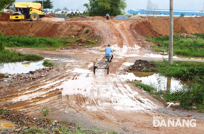 Do chưa được khớp nối giữa dự án đường Nguyễn Tất Thành nối dài và các khu tái định cư Hòa Liên 4, Hòa Liên 5 nên người dân rất vất vả lưu thông trên những đường tạm lầy lội (1)