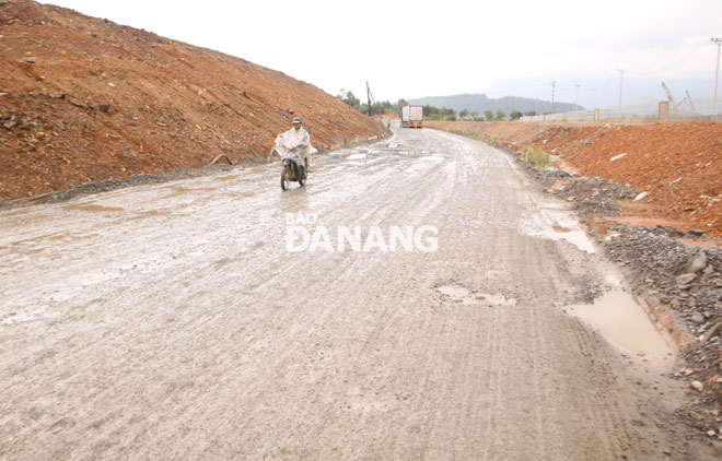 Đường tránh Nam Hải Vân đoạn qua nút giao thông Hòa Liên cũng lầy lội, nhão nhoét bùn