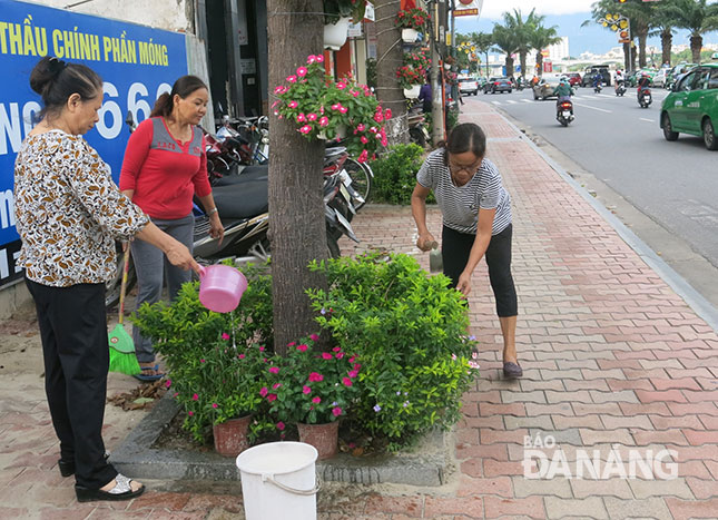 Hội viên phụ nữ Chi hội số 5, phường Hải Châu 1 chăm sóc hoa trên tuyến đường Bạch Đằng.