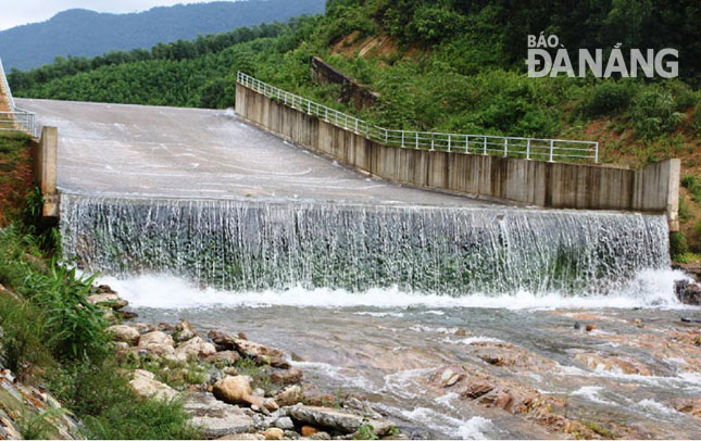 Hồ Hòa Trung xả lũ qua tràn do mưa to làm nước dâng cao vượt mức thiết kế.                                                    Ảnh: HOÀNG HIỆP