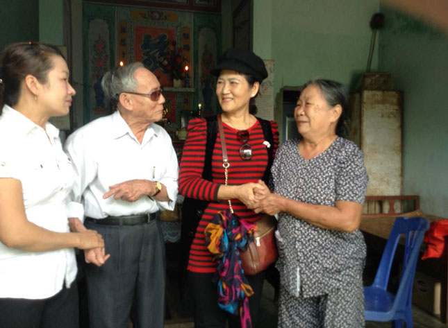 ...và thăm một gia đình cơ sở cách mạng ở Điện Hòa, Điện Bàn, Quảng Nam. (Ảnh nhân vật cung cấp)