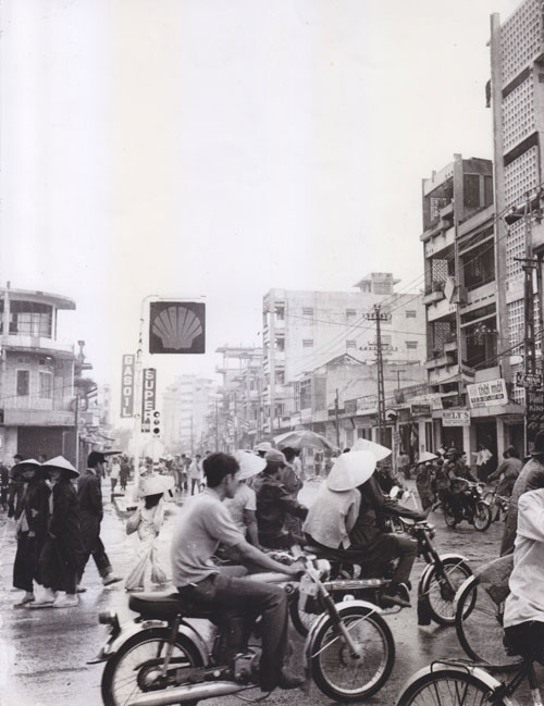 Cuộc sống của người dân Đà Nẵng đã nhanh chóng được ổn định, sinh hoạt nhộn nhịp, tấp nập đã trở lại trên các đường phố.