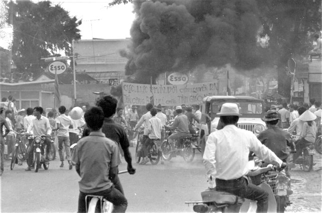 Chống độc diễn sáng 3-10-1971 của học sinh-sinh viên đốt phá phòng bỏ phiếu.