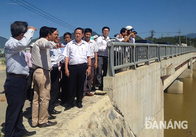 Thường trực HĐND huyện Hòa Vang giám sát tiến độ thi công kênh thoát lũ Hòa Liên.