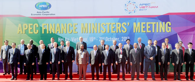 Thủ tướng Nguyễn Xuân Phúc cùng các Bộ trưởng Tài chính APEC.