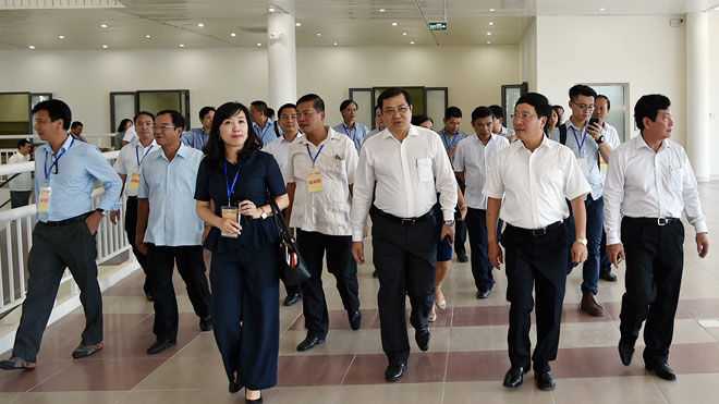 Phó Thủ tướng Phạm Bình Minh và Chủ tịch UBND thành phố Huỳnh Đức Thơ kiểm tra công tác chuẩn bị TLCC tại Trung tâm Báo chí Quốc tế trong hai ngày 30-9 và 1-10.