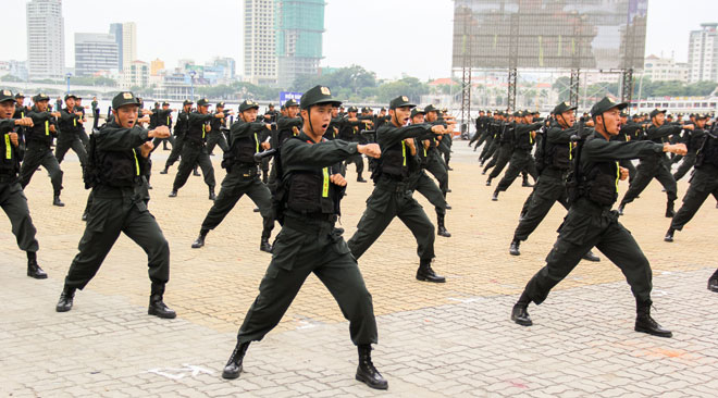 Lực lượng Cảnh sát cơ động biểu diễn võ thuật. Ảnh: QUỐC KHẢI