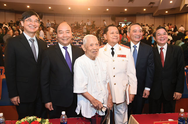 Thủ tướng Chính phủ Nguyễn Xuân Phúc (thứ 2 từ trái sang) cùng đại diện nguyên lãnh đạo Đặc khu ủy Quảng Đà và lãnh đạo thành phố Đà Nẵng, tỉnh Quảng Nam tại buổi lễ. Ảnh: VGP