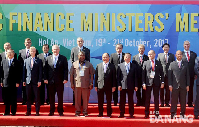 Thủ tướng Chính phủ Nguyễn Xuân Phúc với các Bộ trưởng, trưởng đoàn tham dự hội nghị. Ảnh: ĐẶNG NỞ