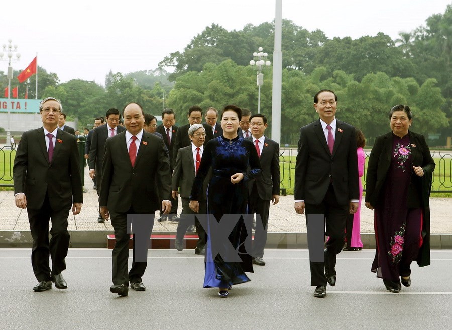 Sáng 23/10, trước phiên khai mạc, các vị lãnh đạo Đảng, Nhà nước và đại biểu Quốc hội đặt vòng hoa và vào Lăng viếng Chủ tịch Hồ Chí Minh.