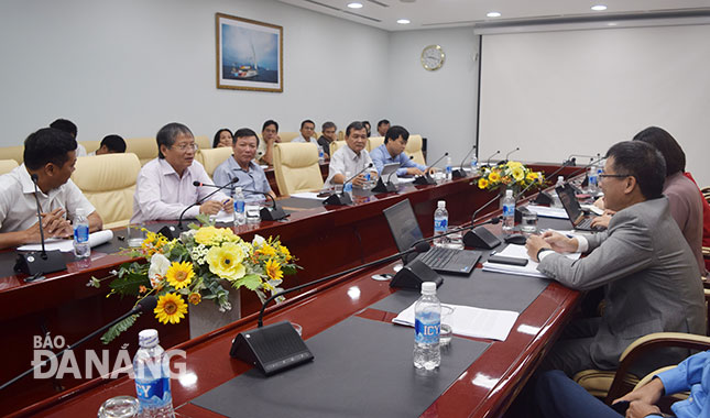 Vice Chairman Tuan (front row, second left) meeting with a group of visitors from the WB Viet Nam