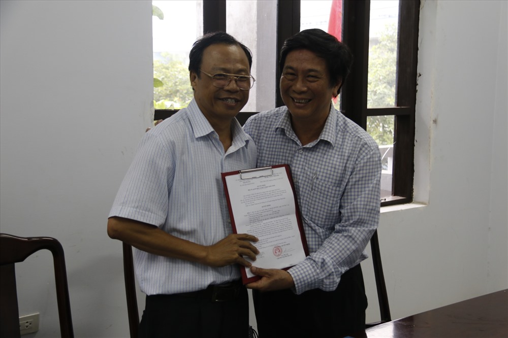 Ông Lê Sĩ Minh-Giám đốc sở TT-TT trao quyết định hủy bỏ việc xử phạt cho bác sĩ Hoàng Công Truyện. 