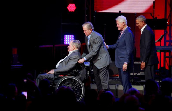 Cựu Tổng thống Bush con giúp cha rời khỏi sân khấu. 