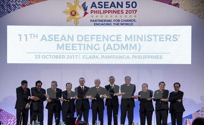 ASEAN defence ministers pose for a photo at the 11th ASEAN Defence Ministers’ Meeting in the Philippines (Photo: AFP/VNA)