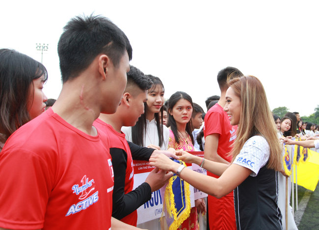 Thanh Vũ trao cờ lưu niệm và chụp hình chung với các đội bóng