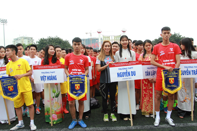Thanh Vũ trao cờ lưu niệm và chụp hình chung với các đội bóng