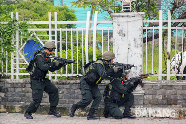 Lực lượng Cảnh sát đặc nhiệm diễn tập chống khủng bố.  Ảnh: QUỐC KHẢI