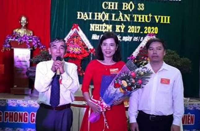 Ông An (trái) phát biểu tại Đại hội Chi bộ 33 nhiệm kỳ 2017-2020. Trong ảnh: Ra mắt Ban chấp hành chi bộ nhiệm kỳ mới.