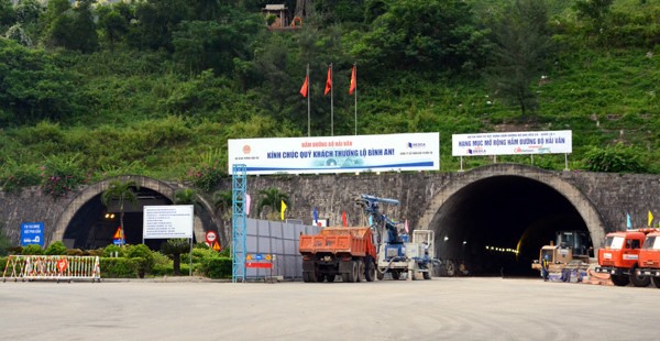 The emergency tunnel (right) next to the existing main tunnel (left)