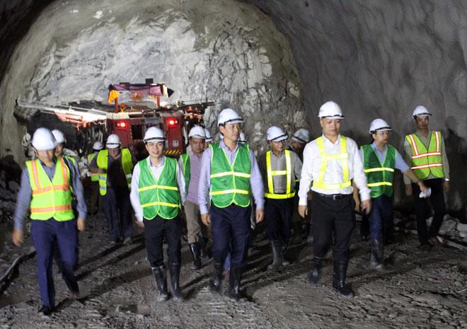 Đoàn công tác Thứ trưởng Lê Đình Thọ dẫn đầu đi kiểm ra việc thi công hầm Hải Vân 1.