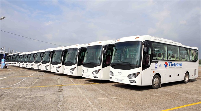The first batch of 15 local-made 45-seat bus will be used during the 2017 APEC Summit in Đà Nẵng. — VNS Photo Công Thành Read more at http://vietnamnews.vn/society/416260/buses-delivered-for-apec.html#fVh0EXF2gQZ6Ucje.99