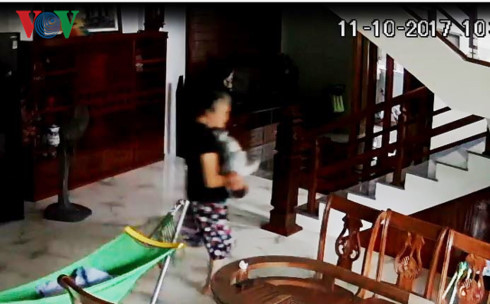 Camera ghi lại hình ảnh bà Lý bị nghi bạo hành bé 5 tháng tuổi