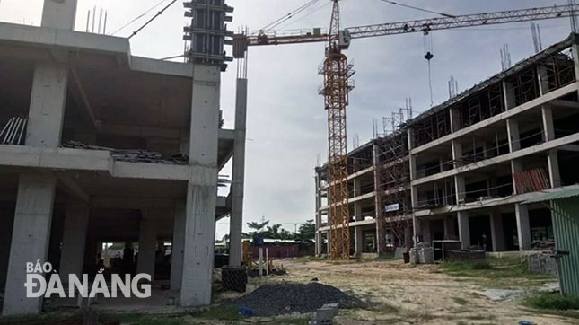 Đã đến ngày bàn giao nhà nhưng công trình Khu chung cư nhà ở xã hội khu công nghiệp Hòa Khánh vẫn còn dang dở.