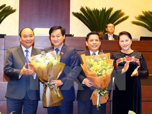 Prime Minister Nguyen Xuan Phuc and NA Chairwoman Nguyen Thi Kim Ngan congratulate the two new Government members (Source: VNA)