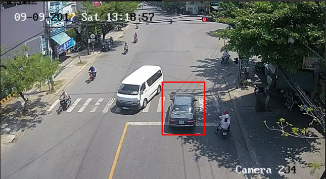  A camera image of a car running through red lights at the intersections of Nui Thanh and Trung Nu Vuong streets