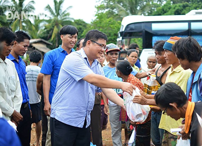   Some representatives from the municipal Youth Union presenting gifts to local minority people