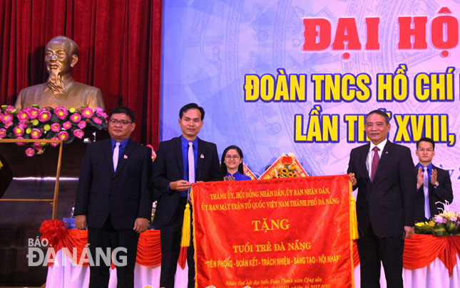 Ủy viên Trung ương Đảng, Bí thư Thành ủy Trương Quang Nghĩa (bên phải) trao bức trướng cho Đoàn TNCS Hồ Chí Minh thành phố Đà Nẵng.						Ảnh: ĐẮC MẠNH