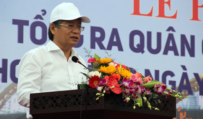 Phó Chủ tịch UBND thành phố Nguyễn Ngọc Tuấn phát động ra quân. Ảnh: QUỐC KHẢI