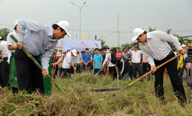 Ngay sau lễ phát động, lãnh đạo thành phố cùng với quần chúng nhân dân tham gia dọn vệ sinh các lô đất trống. Ảnh: QUỐC KHẢI