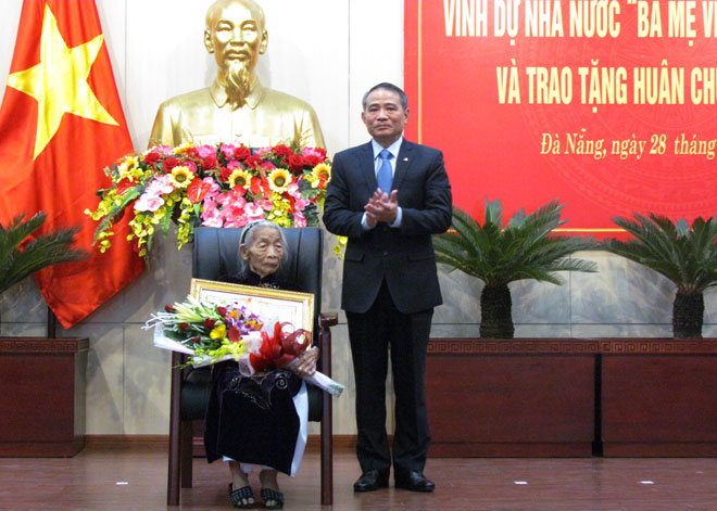 Bí Thư thành ủy Trương Quang Nghĩa trao tặng danh hiệu BMVNAH cho mẹ Ngô Thị Phết.