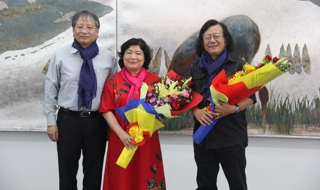 Phó Chủ tịch UBND thành phố Nguyễn Ngọc Tuấn tặng hoa cho các nghệ sĩ, họa sĩ trong Ban vận động Chương trình “Mỹ thuật Việt Nam và ngoại giao văn hóa”. Ảnh: QUỐC KHẢI. 