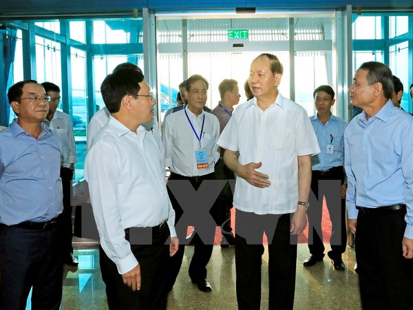 Chủ tịch nước Trần Đại Quang đi thăm và kiểm tra công tác đảm bảo an ninh, trật tự trong việc đón tiếp các nhà lãnh đạo các nền kinh tế thành viên APEC tại sân bay quốc tế Đà Nẵng. (Ảnh: Nhan Sáng/TTXVN)