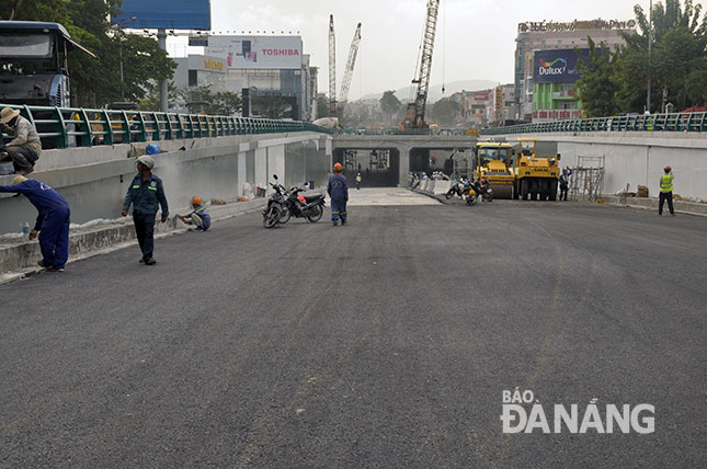 Đà Nẵng nỗ lực lớn trong việc hoàn thiện hạ tầng phục vụ Tuần lễ Cấp cao APEC 2017. TRONG ẢNH: Hoàn thiện những công đoạn cuối để thông xe hầm chui Điện Biên Phủ - Nguyễn Tri Phương vào ngày 30-10. Ảnh: THÀNH LÂN