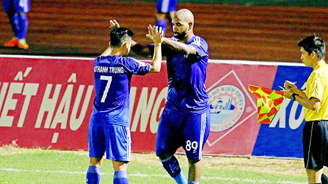 Quảng Nam jumped to the top of the V.League rankings after beating nine-man SHB Đà Nẵng 2-0 in their round 23 match yesterday.— Photo thethaovanhoa.vn Read more at http://vietnamnews.vn/sports/416482/quang-nam-lead-vleague-after-2-0-win.html#yXsYjEpdxRSMHE7K.99