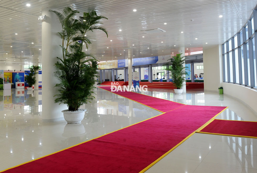  Red-carpet-covered internal paths inside the Centre