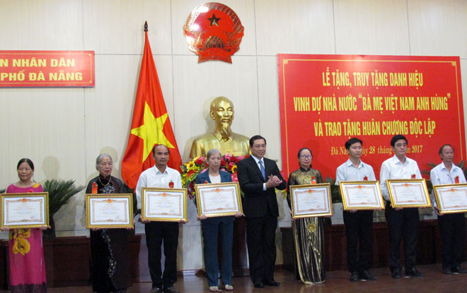 Chairman Tho (centre) and the relatives of the late heroic Vietnamese mothers