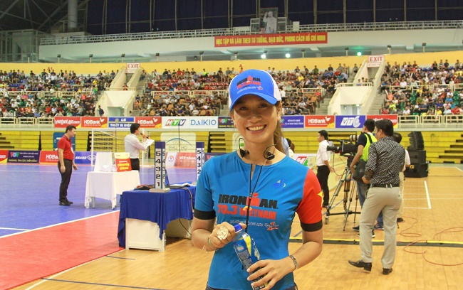 Vận động viên môn chạy bền Ultra-marathon - Vũ Phương Thanh (Thanh Vũ), trong vai trò là đại sứ thương hiệu nhãn hàng Number 1 thuộc Tập đoàn Tân Hiệp Phát, cũng đã đến tham dự khai mạc và cổ vũ cho các cầu thủ thi đấu.