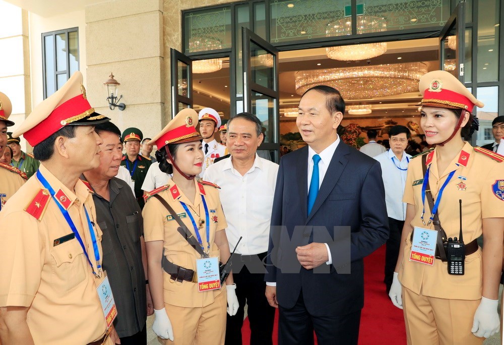 President Tran Dai Quang talks to traffic police officers who will perform duties during the APEC Economic Leaders' Week (Photo: VNA)