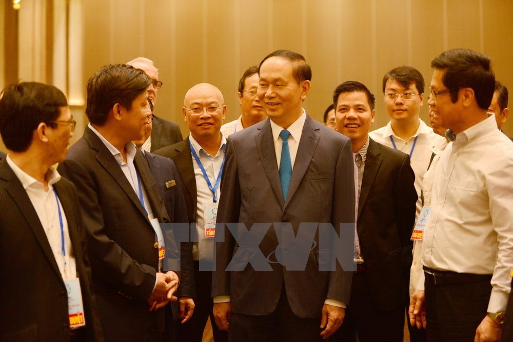 President Tran Dai Quang talks to officials while visiting a meeting room of the APEC Economic Leaders' Week (Photo: VNA)