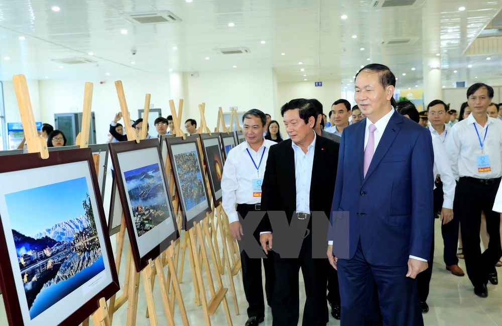 President Tran Dai Quang visits a photo exhibition which will be officially opened durng the Week (Photo: VNA)