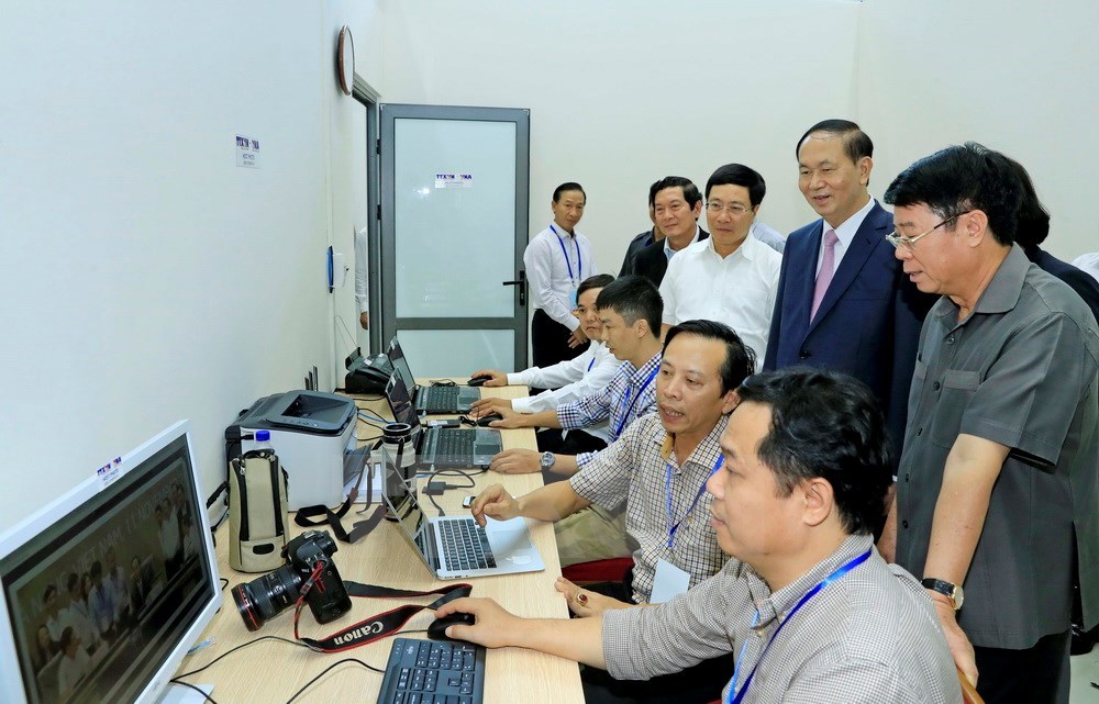 The State leader visits the working place of Vietnam News Agency reporters during the Week (Photo: VNA)