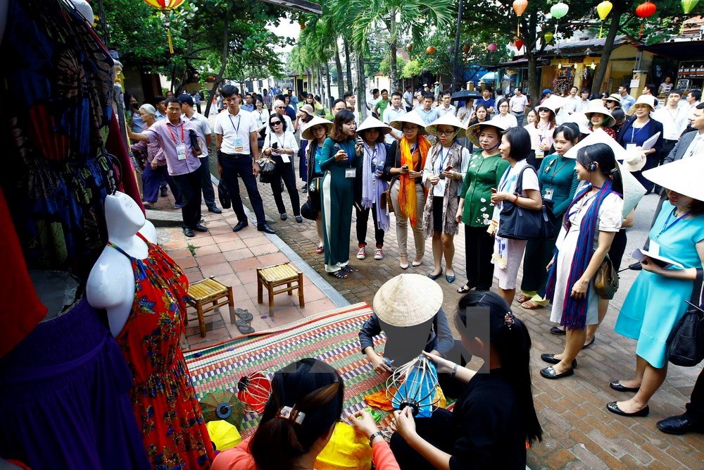 The wife of President Tran Dai Quang (in green blouse) visits a site hosting an activity in rehearsal (Photo: VNA)