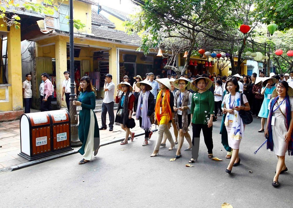 The wife of President Tran Dai Quang (in green blouse) walks on a street which will be the venue of some activities during the APEC Economic Leaders' Week (Photo: VNA) 